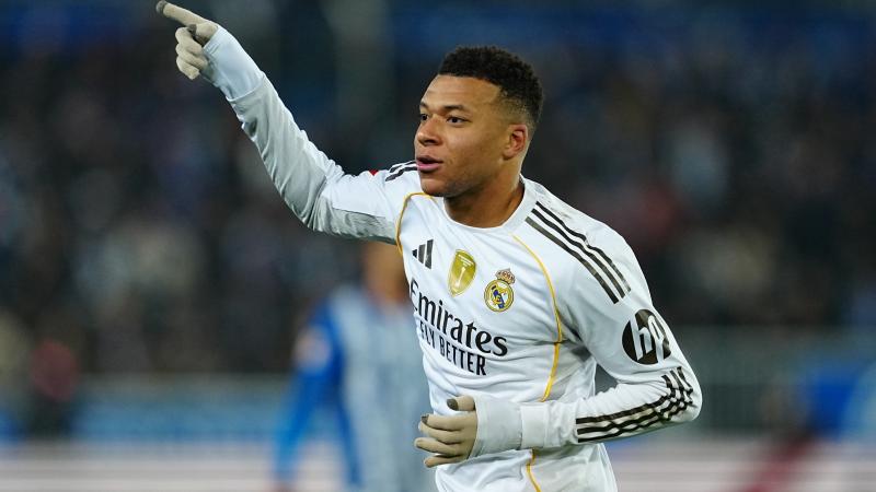 球星突破防线送出关键助攻（王牌强突撕裂防线送出关键助攻）