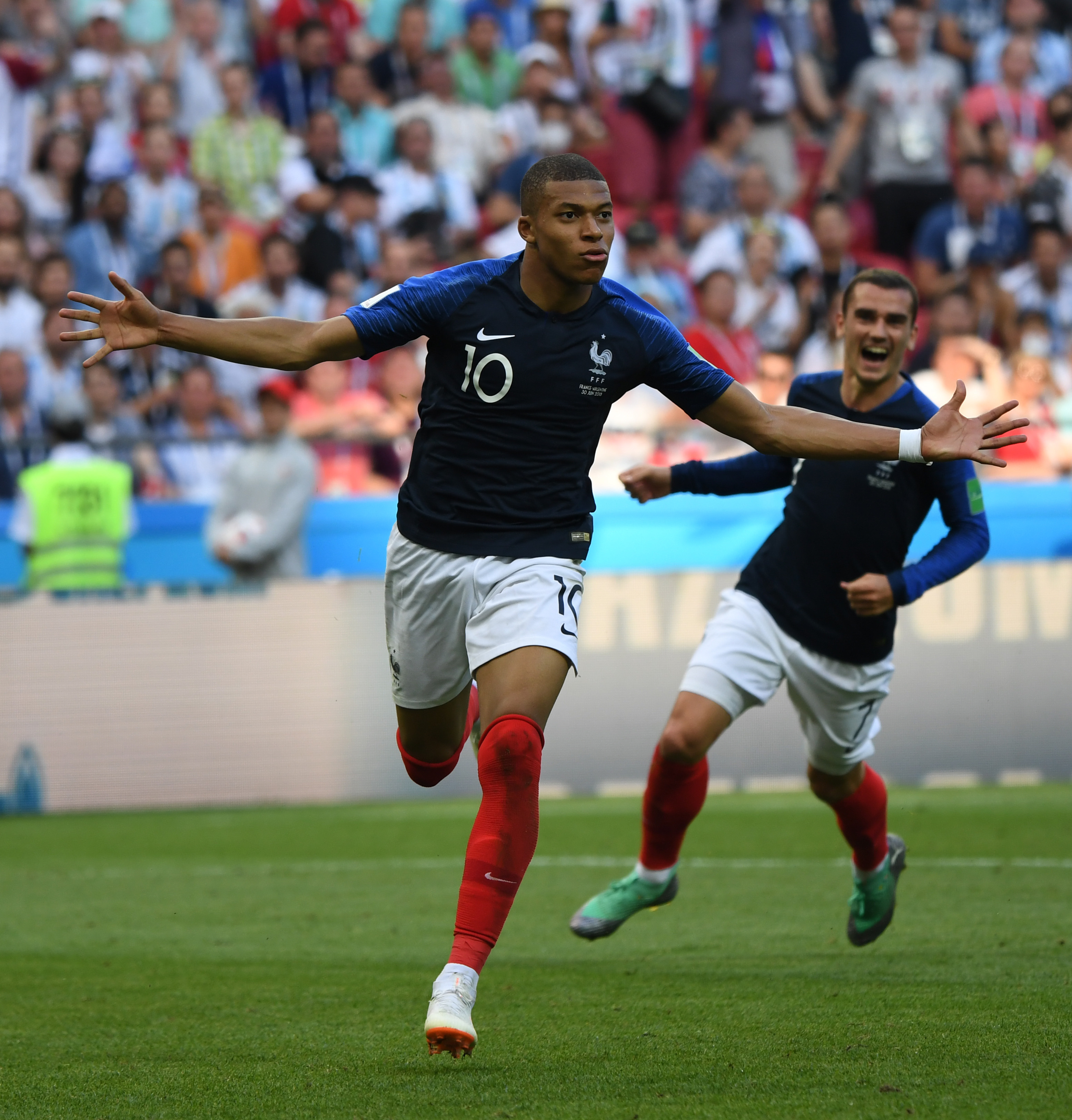 中场大闸，赫拉芬贝赫当选国米vs利物浦全场最佳球员（赫拉芬贝赫统治中场，荣膺国米对利物浦全场最佳）