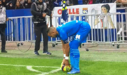 意甲媒体透露：米兰补强后防线时出现新名字：萨索洛的杰伊·伊德泽斯