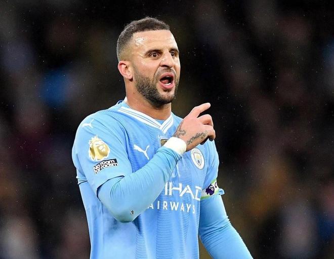 正随巴西在枪手基地训练，维尼修斯与多名阿森纳青训球员合影（维尼修斯随巴西队在阿森纳基地训练，并与多位枪手青训小将合影）