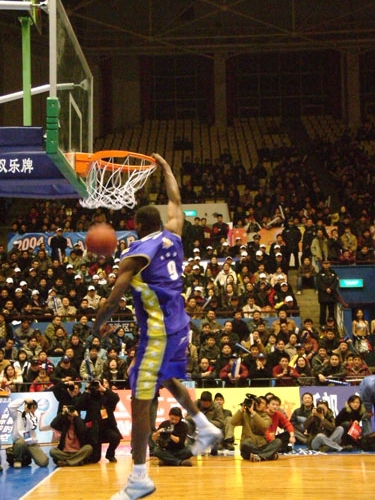 被国米拉开3分差距，罗马对阵卡利亚里6场不败被终结（国米领先优势扩大至3分，罗马对卡利亚里六场不败纪录告破）