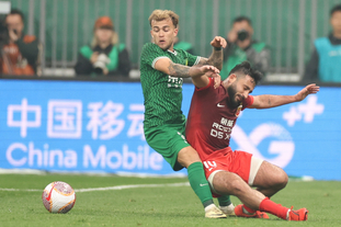 外媒：下赛季欧冠联赛阶段用球将采用白+薄荷绿+紫创新配色（曝欧冠下赛季比赛用球将启用白、薄荷绿与紫的全新配色）