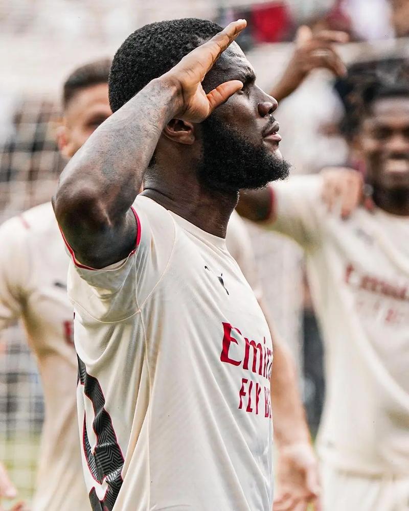 追上咱们盐城的足球巨星了，蒯纪闻还有苏超的队员们（与盐城足球巨星齐名，蒯纪闻联袂苏超队员）