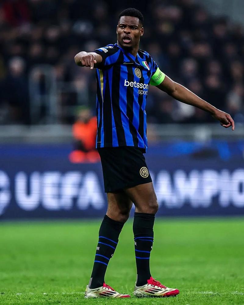 王楚钦为何仰天大笑？原因找到，谁注意孙颖莎的反应