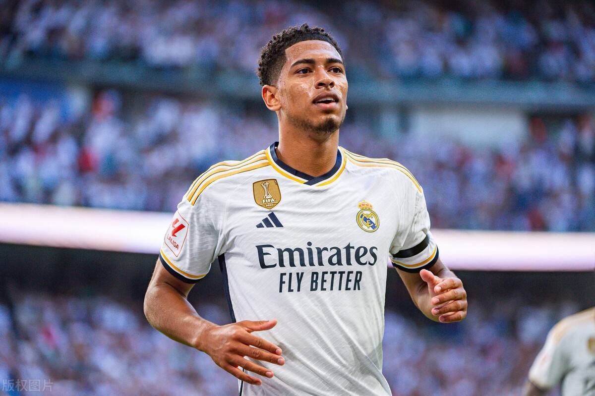 詹姆斯篮板表现抢眼，助球队逆转（詹姆斯篮板统治全场，带队上演逆转）