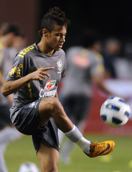 科里纳：正提议世界杯中VAR扩宽应用，复核角球+介入两黄判罚（科里纳：推动世界杯扩大VAR应用，复核角球并介入两黄判罚）