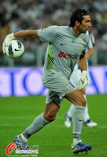 米体：邓弗里斯合同中有2500万欧解约条款，每年都会生效（米兰体育报：邓弗里斯合同设有2500万欧解约金，条款每年可触发）