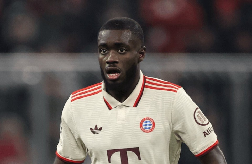 感谢背后的付出，法比奥向国安基地负责洗衣的两位大姐献花（法比奥为国安基地洗衣两位阿姨送花致敬幕后付出）