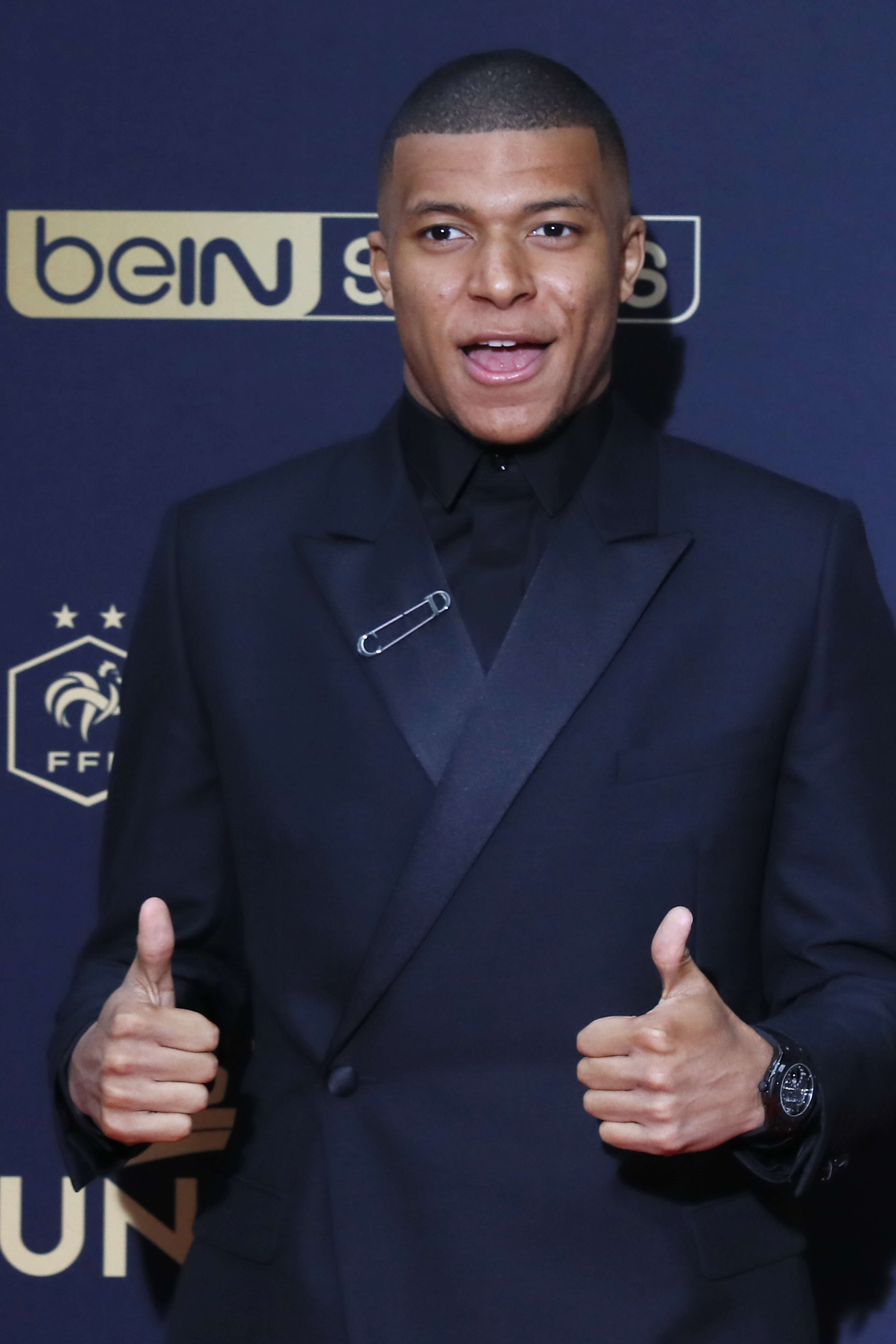 输掉国家德比后，河床球员萨拉斯用拳击打场内拍照的一名人员（国家德比失利后，河床球员萨拉斯拳击场内拍摄人员）