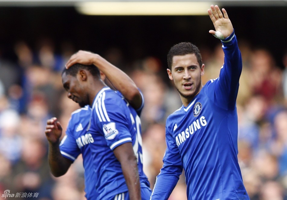 卡里乌斯妻子晒圣诞写真：身穿金色深V礼服展示孕肚（卡里乌斯妻子分享圣诞写真，穿金色深V礼服大方秀孕肚）